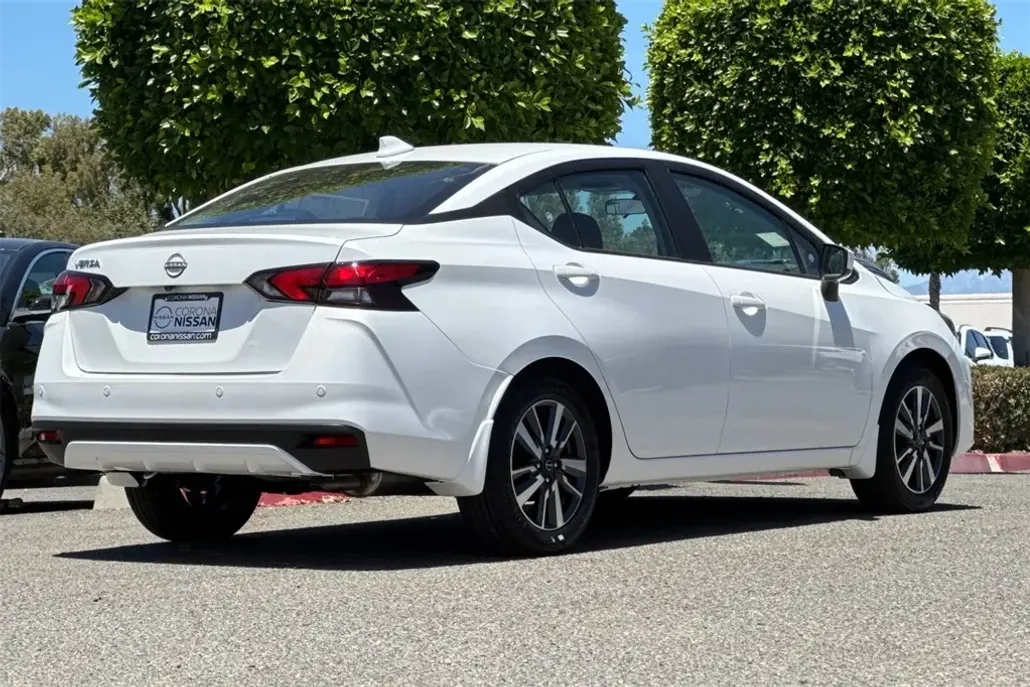 2025 Nissan Versa 1.6 SV photo 1