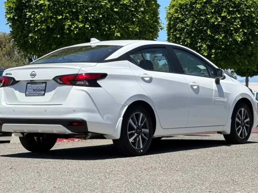 2025 Nissan Versa 1.6 SV photo 1