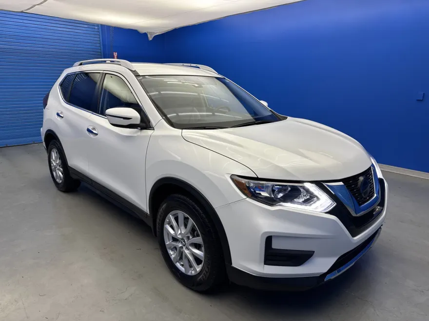 2020 Nissan Rogue SV photo 1