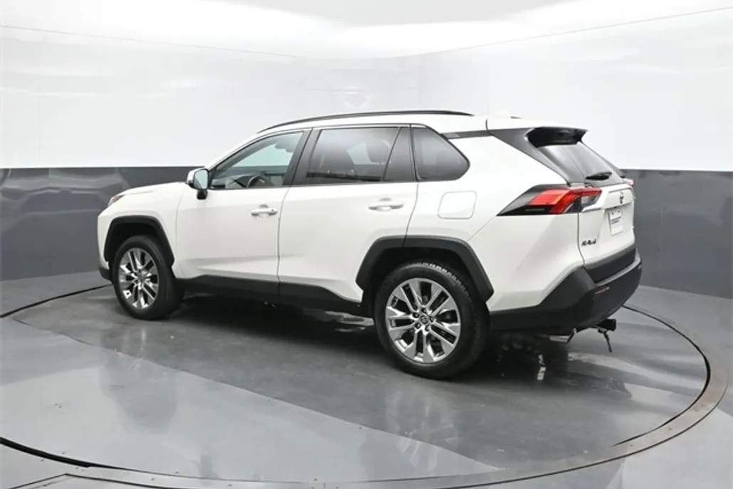 2021 Toyota RAV4 XLE Premium photo 1