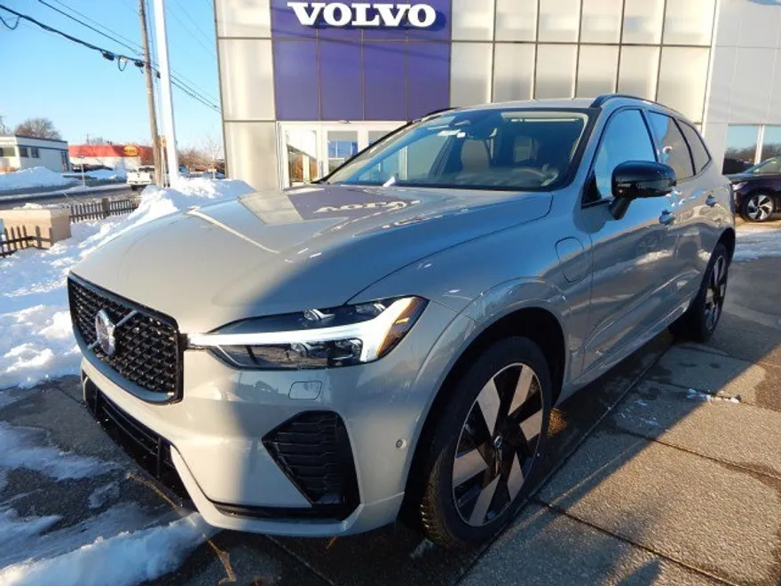 2025 Volvo XC60 Hybrid T8 Plus photo 1