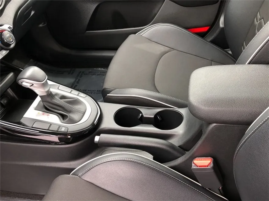 2023 Kia Forte GT-Line photo 1