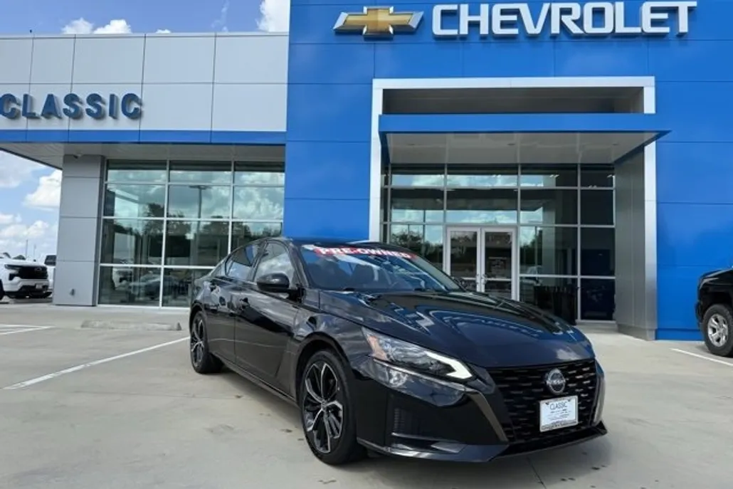 2023 Nissan Altima 2.5 SR photo 1