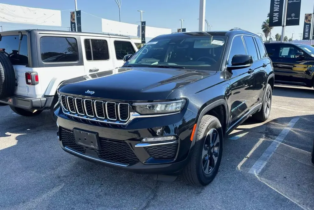 2023 Jeep Cherokee Base photo 1