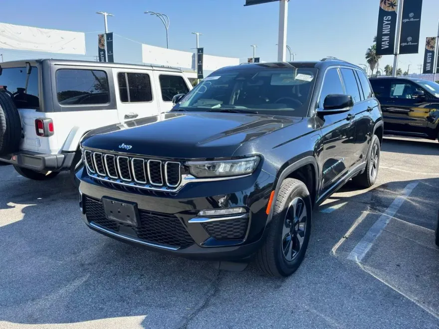 2023 Jeep Cherokee Base photo 1