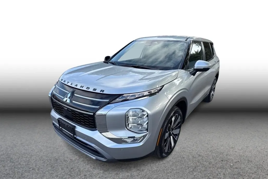 2025 Mitsubishi Outlander SE photo 1