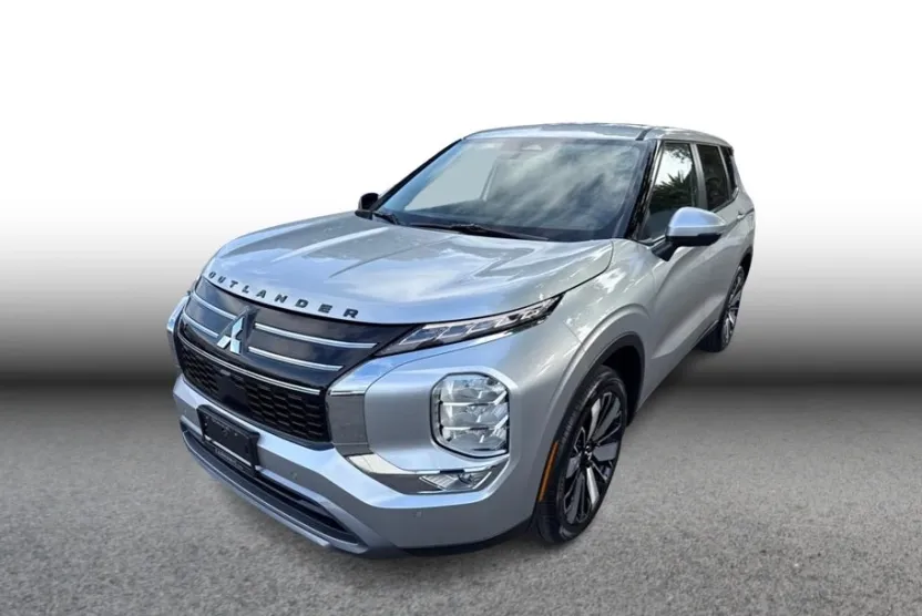2025 Mitsubishi Outlander SE photo 1