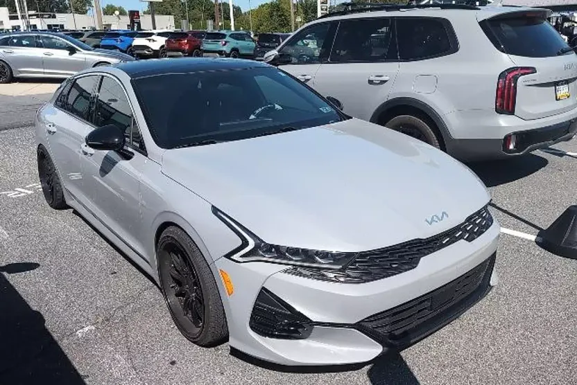2022 Kia K5 GT-Line photo 1