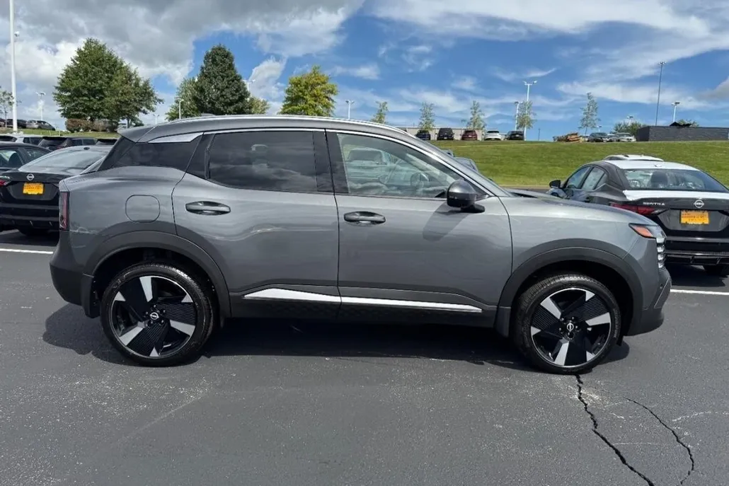 2025 Nissan Kicks SR photo 1
