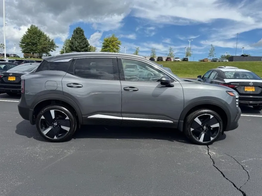 2025 Nissan Kicks SR photo 1