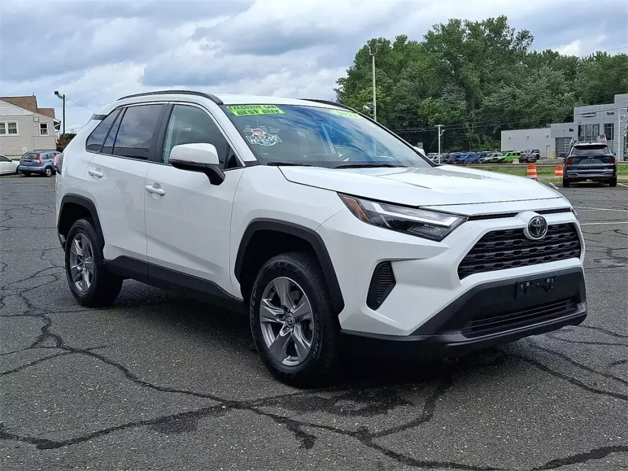 2024 Toyota RAV4 XLE photo 1
