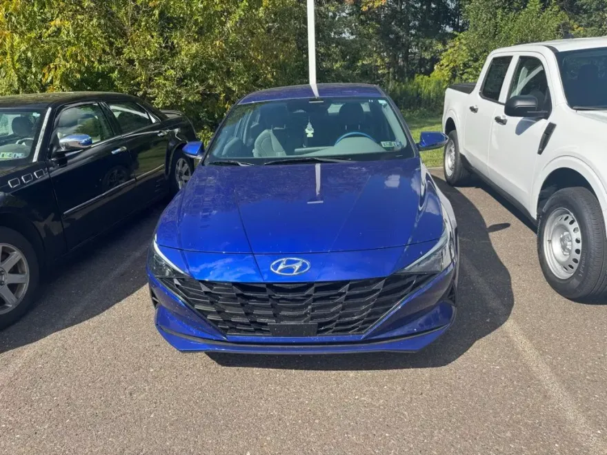 2023 Hyundai Elantra SEL photo 1