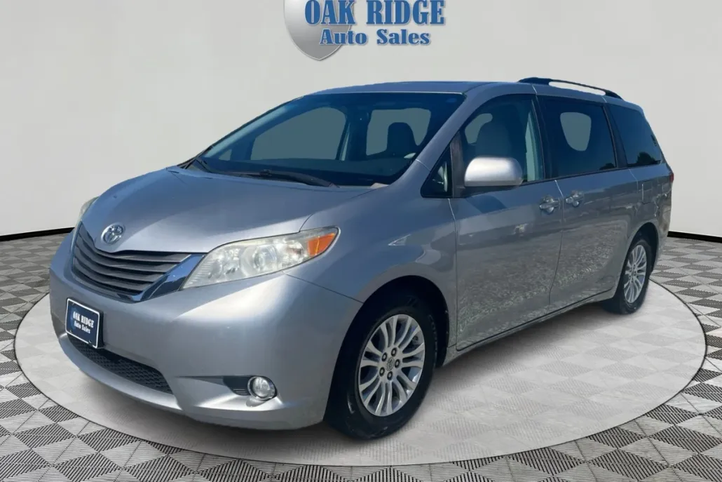 2013 Toyota Sienna XLE photo 1
