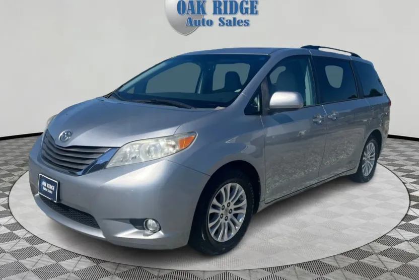 2013 Toyota Sienna XLE photo 1