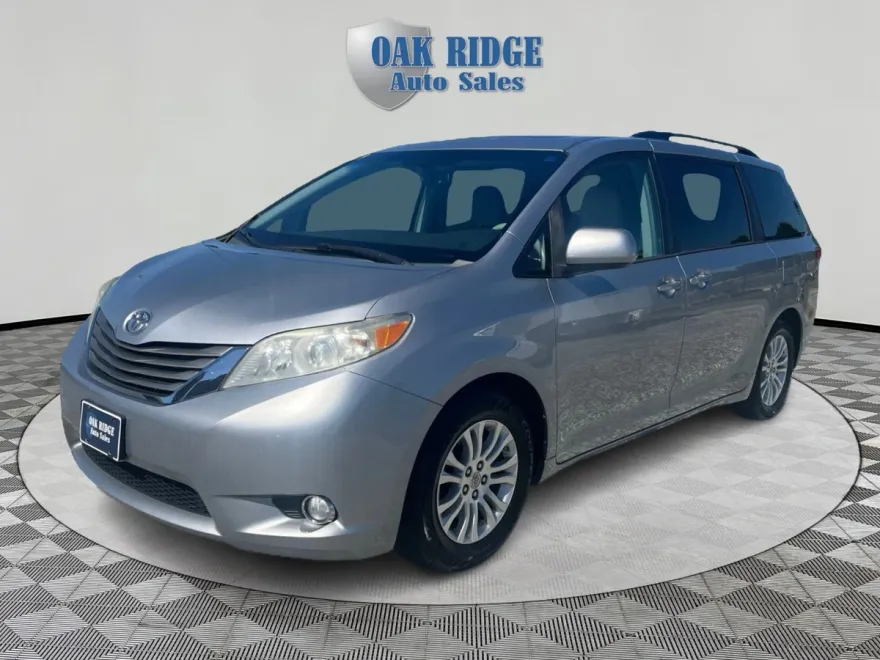 2013 Toyota Sienna XLE photo 1