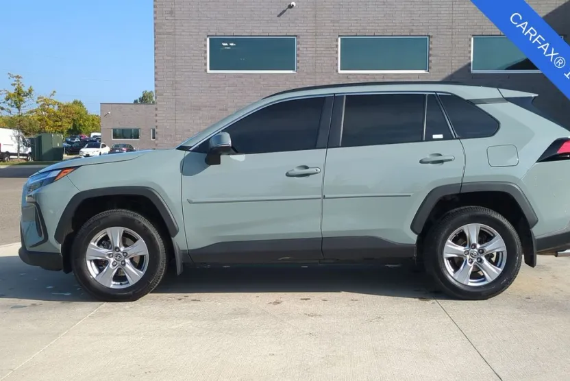 2023 Toyota RAV4 XLE photo 1