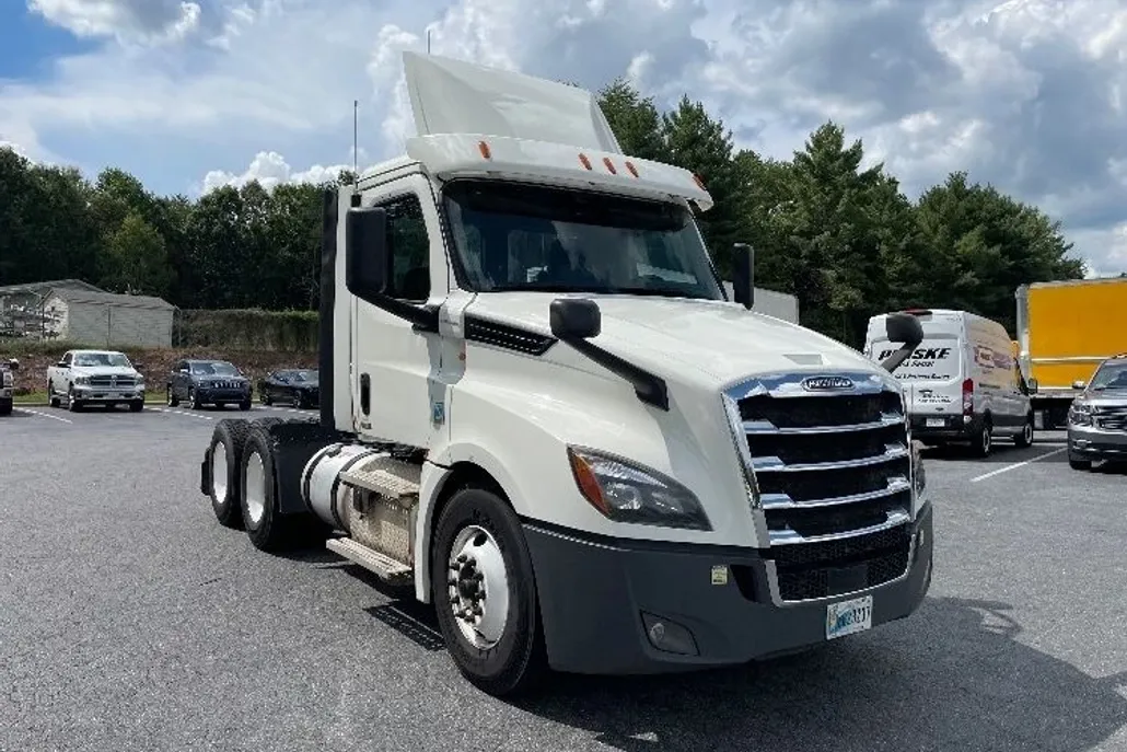 2020 Freightliner Cascadia 126" Day cab photo 1