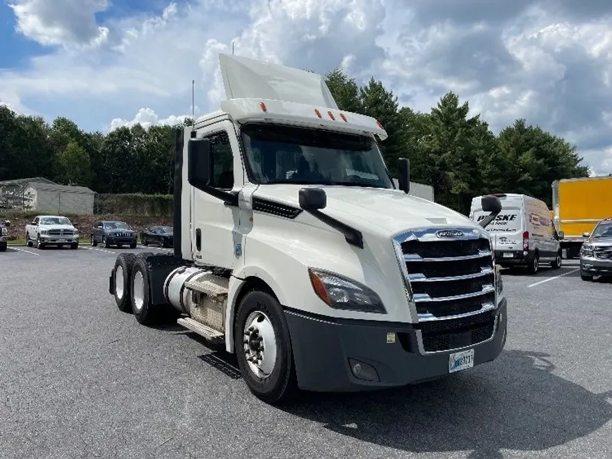 2020 Freightliner Cascadia 126" Day cab photo 1