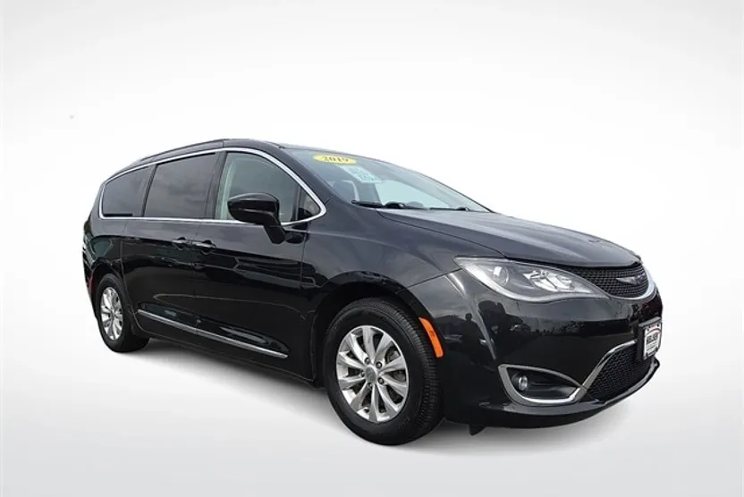 2019 Chrysler Pacifica Touring L photo 1