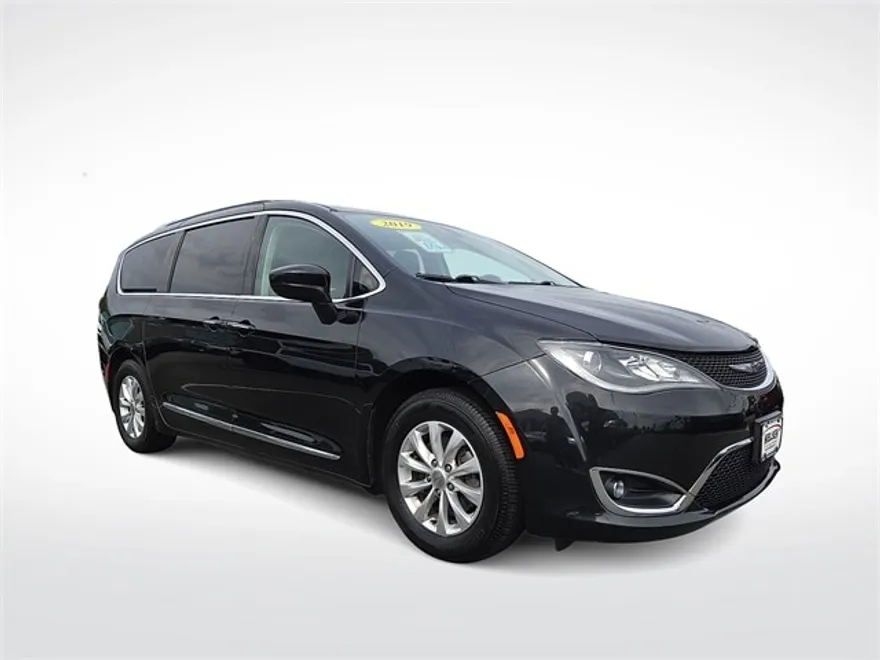 2019 Chrysler Pacifica Touring L photo 1