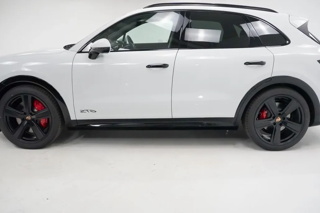 2025 Porsche Cayenne GTS photo 1
