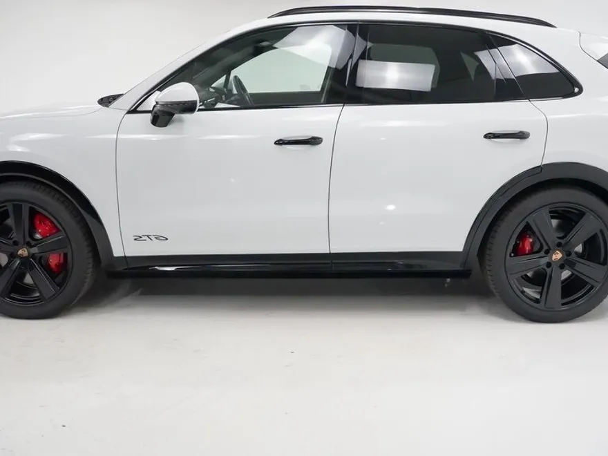 2025 Porsche Cayenne GTS photo 1