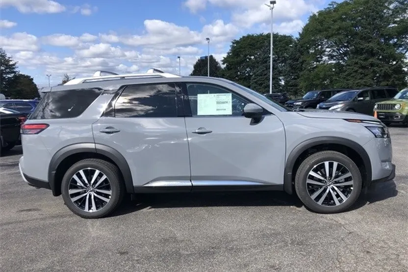2025 Nissan Pathfinder Platinum photo 1