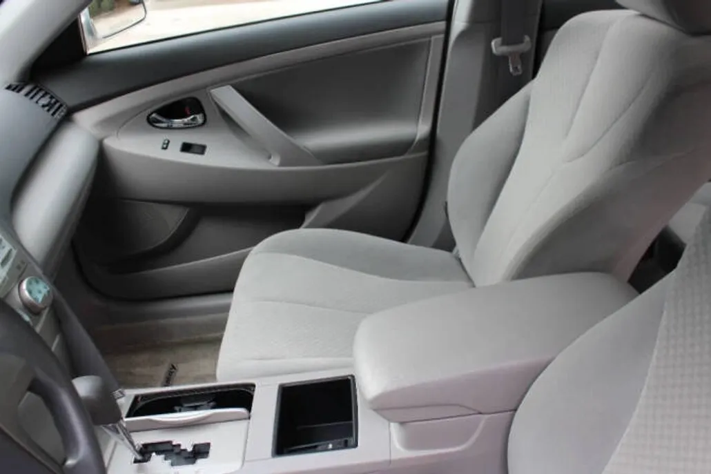2009 Toyota Camry LE photo 1