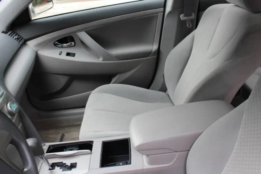 2009 Toyota Camry LE photo 1