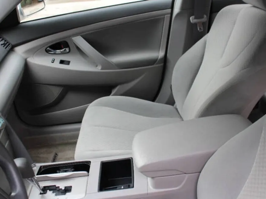 2009 Toyota Camry LE photo 1