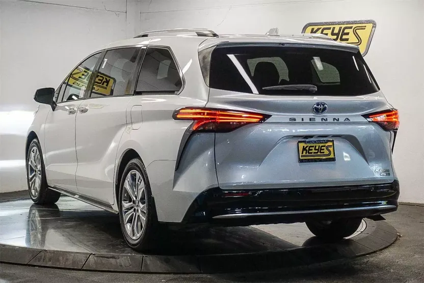 2023 Toyota Sienna Platinum photo 1