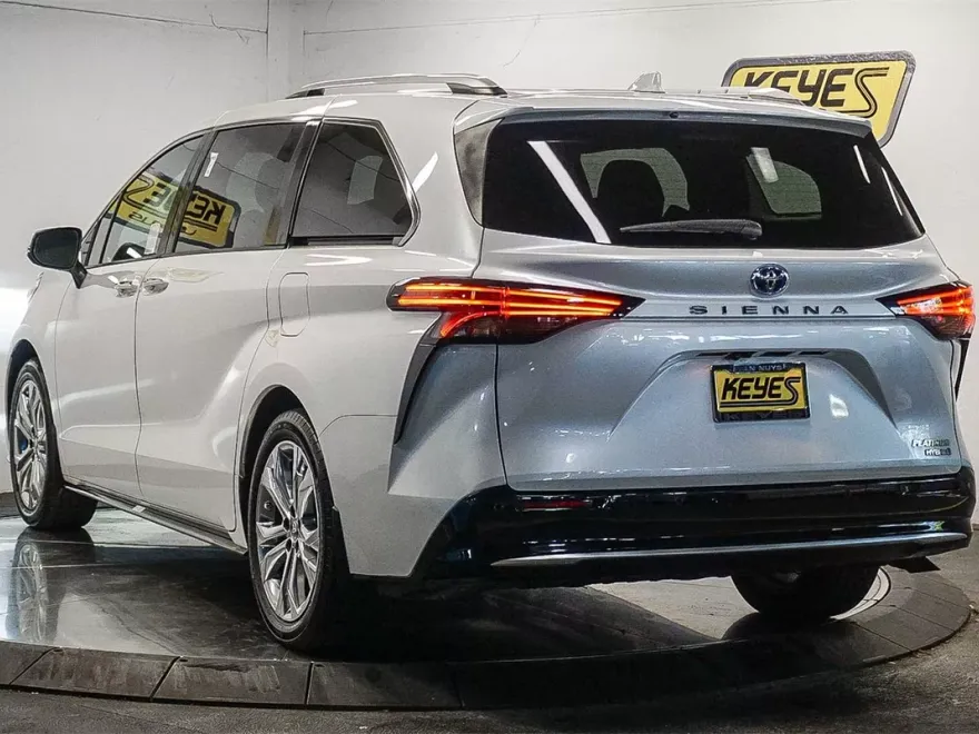 2023 Toyota Sienna Platinum photo 1