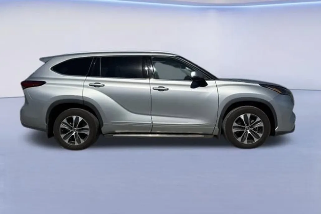 2022 Toyota Highlander XLE photo 1