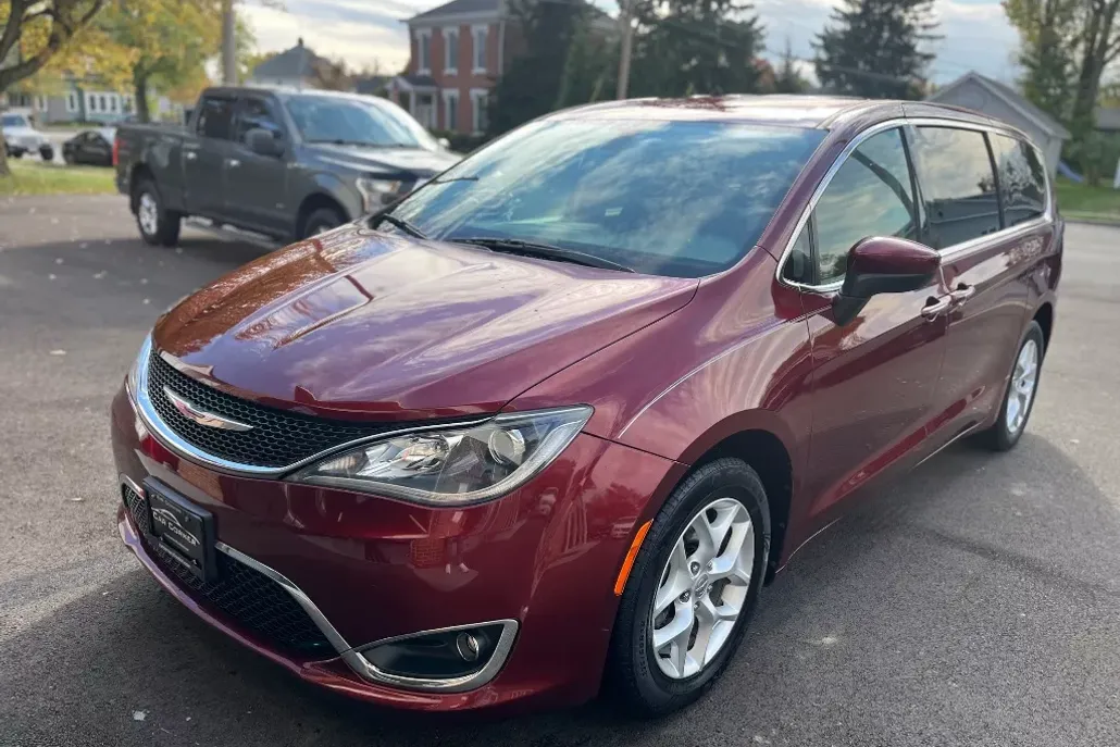 2022 Chrysler Pacifica Touring L photo 1