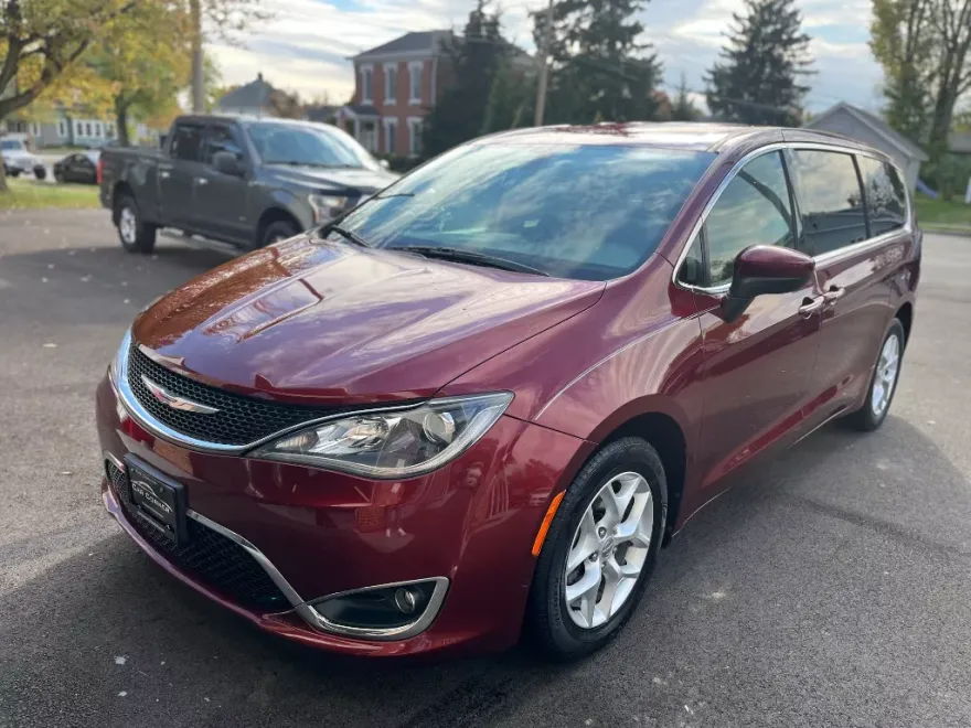 2022 Chrysler Pacifica Touring L photo 1
