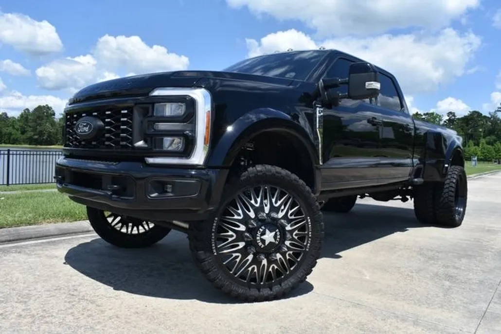 2023 Ford F-450 Lariat photo 1