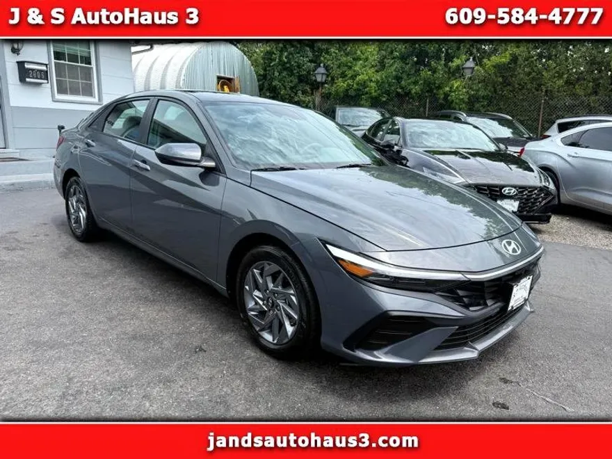 2024 Hyundai Elantra SEL photo 1