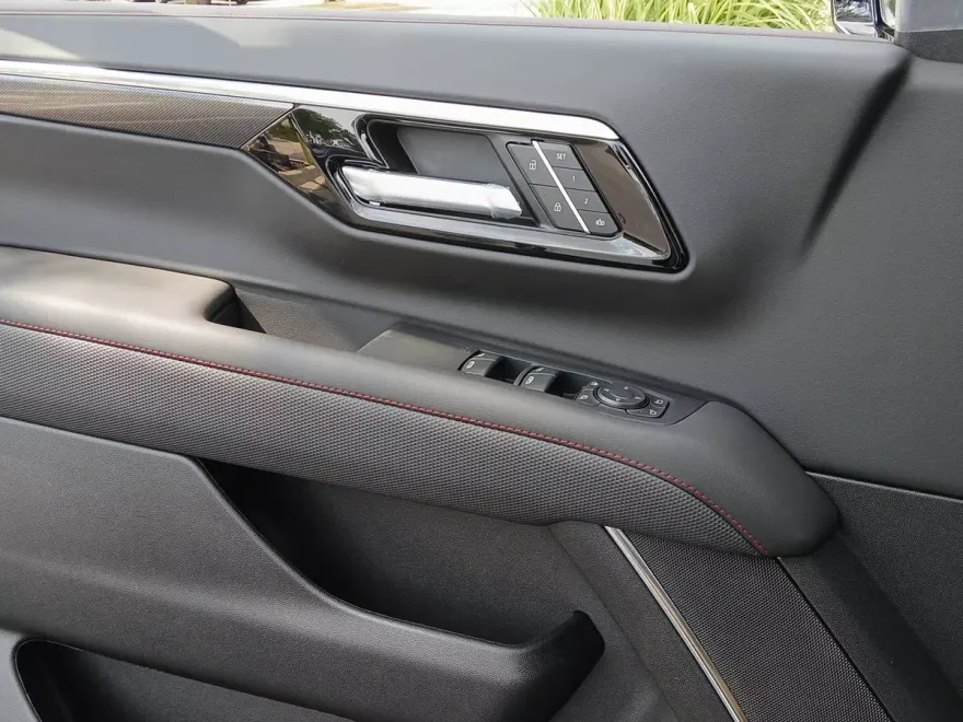 2025 Chevrolet Suburban RST photo 1