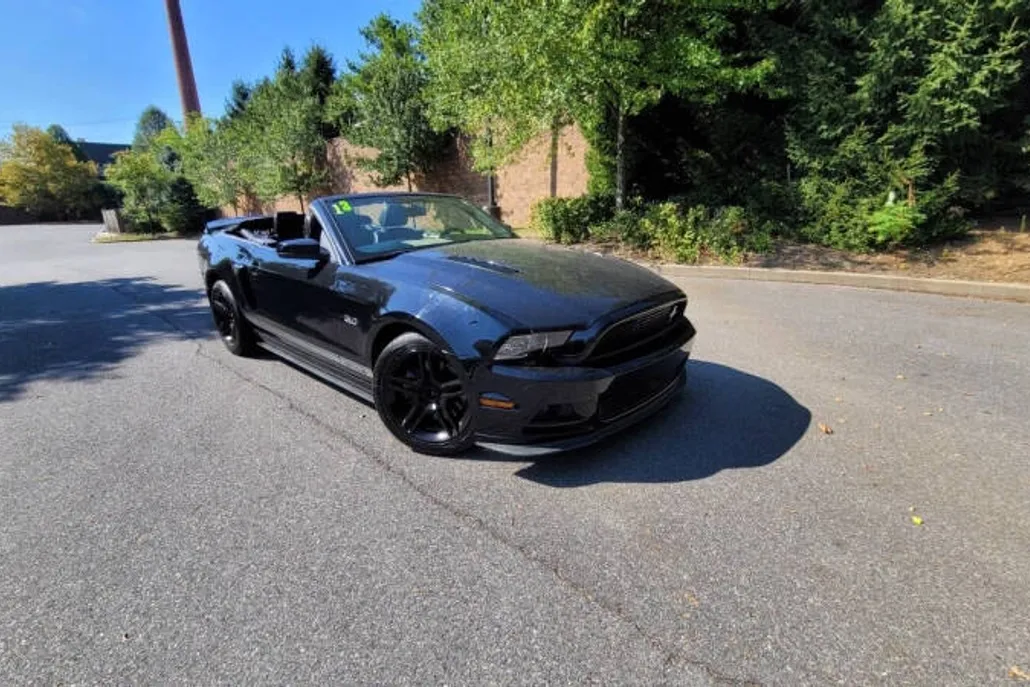 2013 Ford Mustang GT Premium photo 1