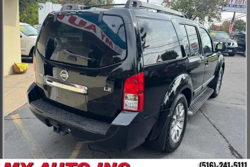 2010 Nissan Pathfinder LE photo 1