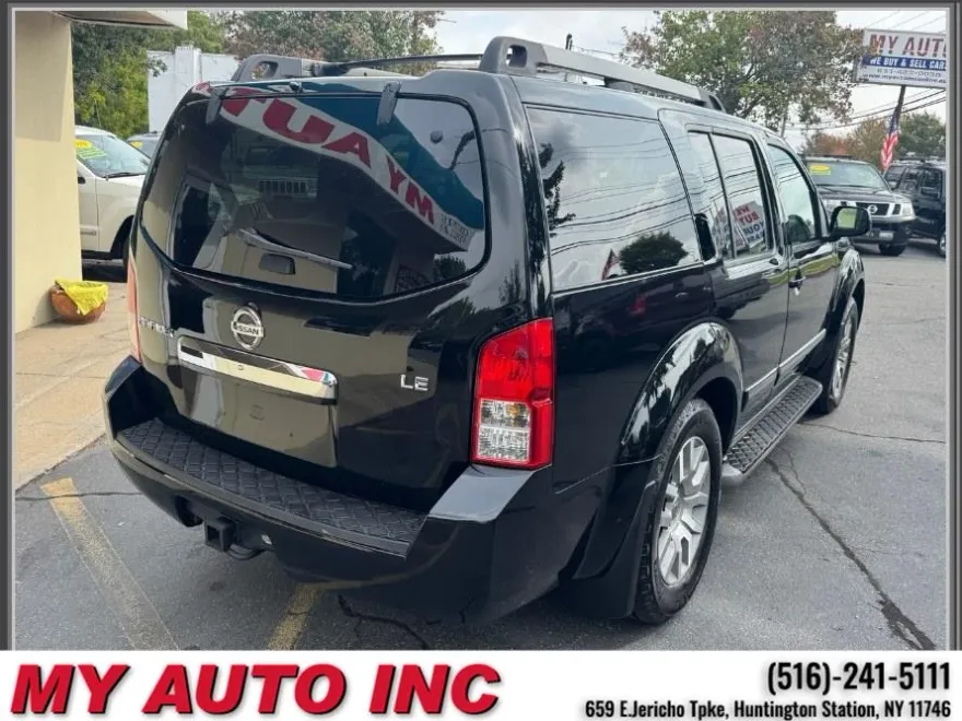 2010 Nissan Pathfinder LE photo 1