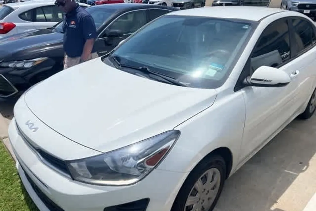 2023 Kia Rio LX photo 1