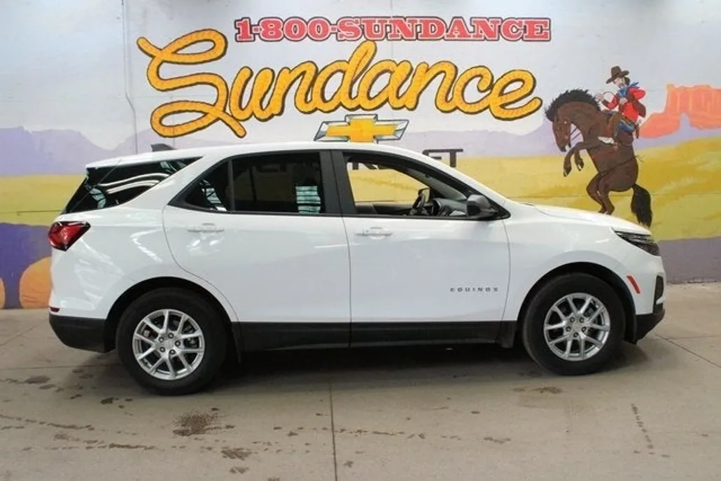2023 Chevrolet Equinox LS photo 1