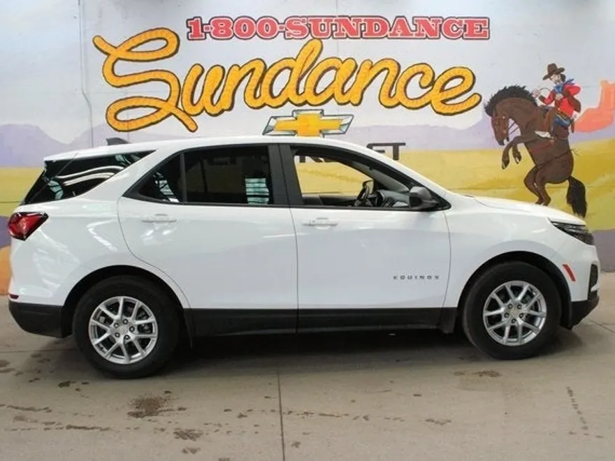 2023 Chevrolet Equinox LS photo 1