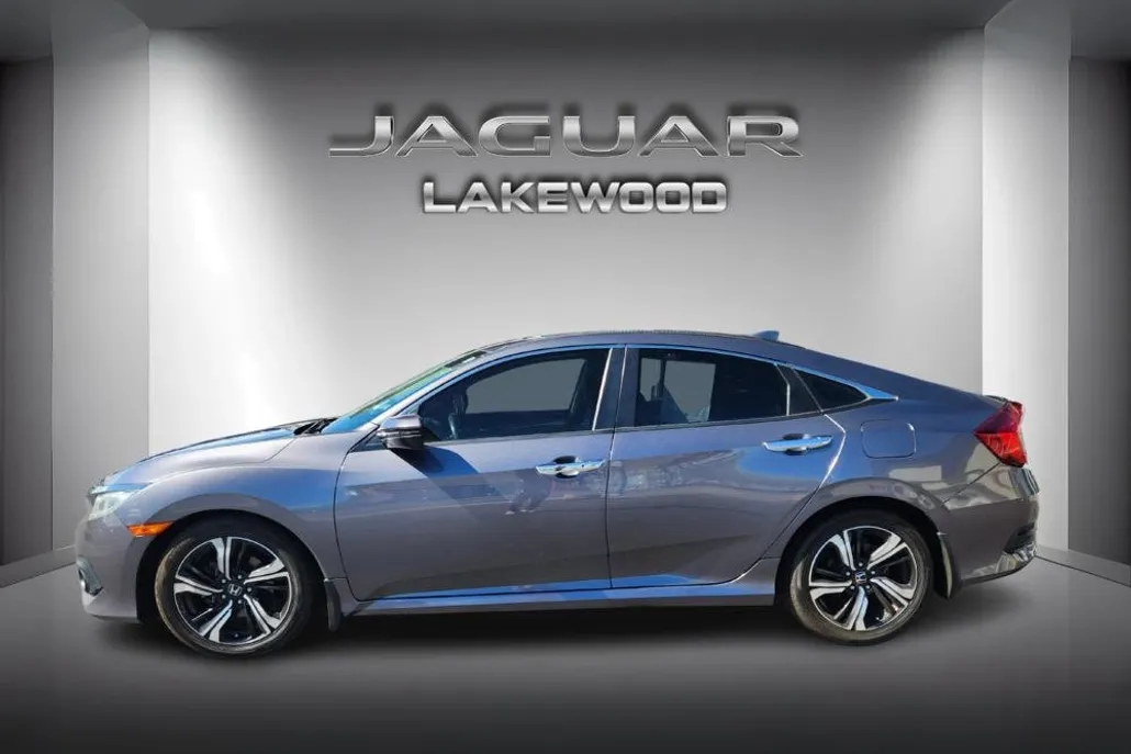 2017 Honda Civic Touring photo 1