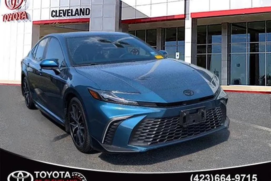 2025 Toyota Camry SE photo 1