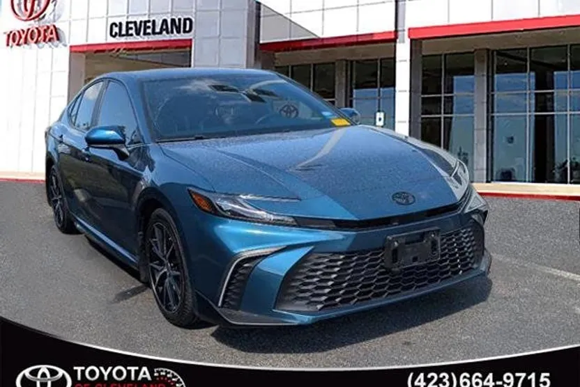 2025 Toyota Camry SE photo 1