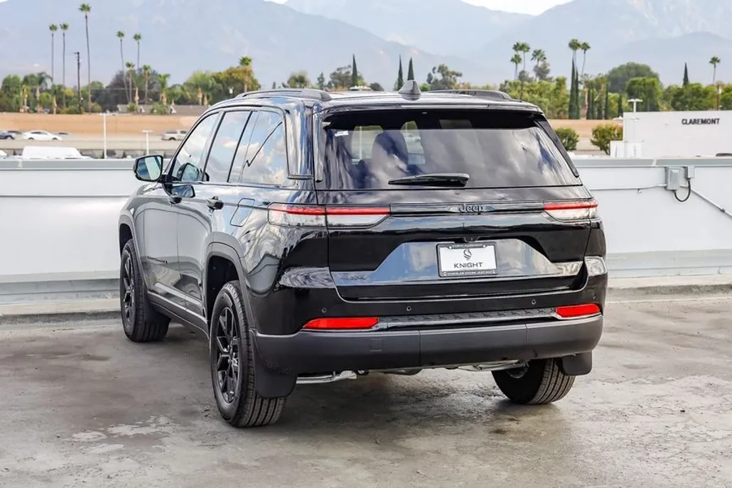 2025 Jeep Grand Cherokee Laredo Altitude photo 1