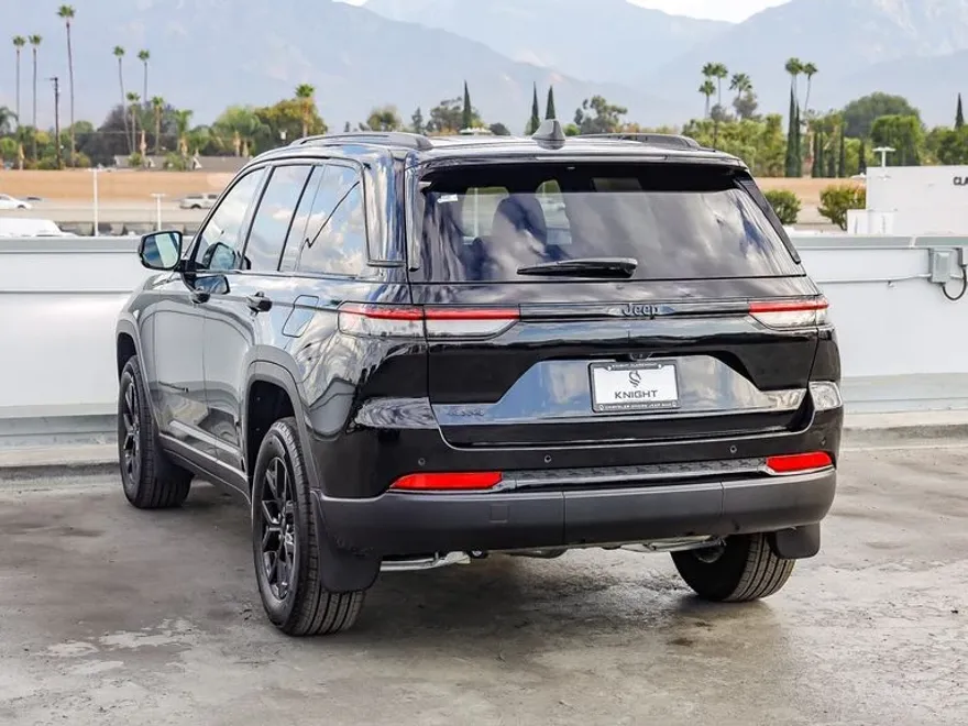 2025 Jeep Grand Cherokee Laredo Altitude photo 1