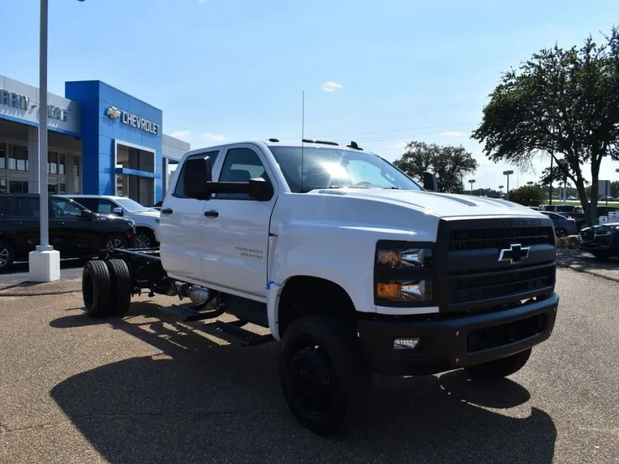 2024 Chevrolet Silverado 5500HD Work Truck photo 1